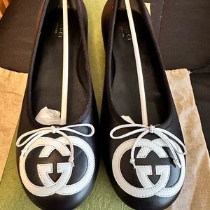 Gucci flats in black with white GG